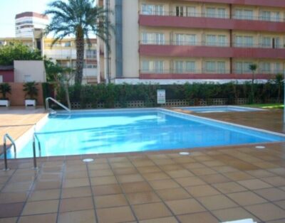 Cómodo alojamiento exterior de 120 m², situado en primera línea de playa con vistas al mar.