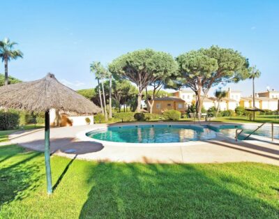 Casa de vacaciones con terraza privada, piscina compartida y WiFi.