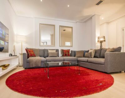 ¡Junto al Palacio Real y al Teatro Real! ¡Aparcamiento gratuito!