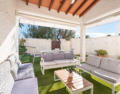 Casa de vacaciones con vistas al mar, Wi-Fi y aire acondicionado.