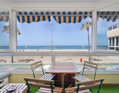 Apartamento en la playa con vistas al mar, terraza y wifi